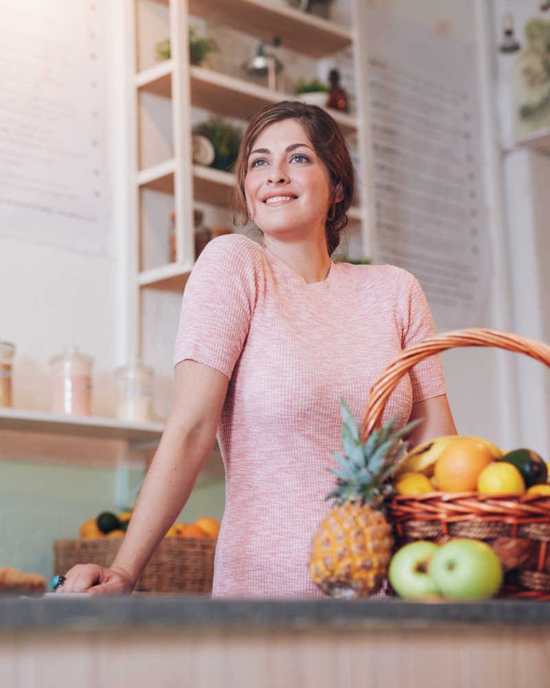 young-woman-working-at-a-juice-bar-PR4JUKR.jpg